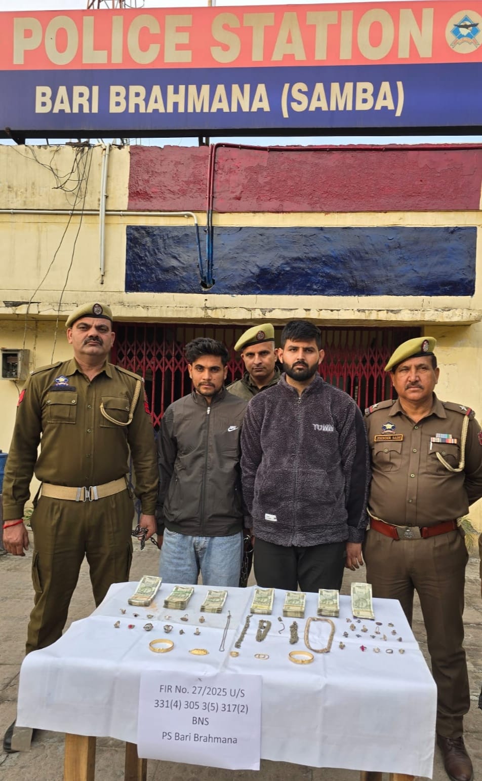 'सांबा पुलिस ने चोरी के मामले का खुलासा करते हुए 4 आरोपियों को गिरफ्तार किया तथा 7 लाख रुपये की चोरी का सामान बरामद किया'